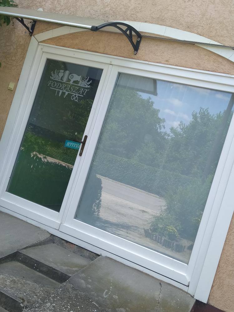 A szalon bejárata kívülről